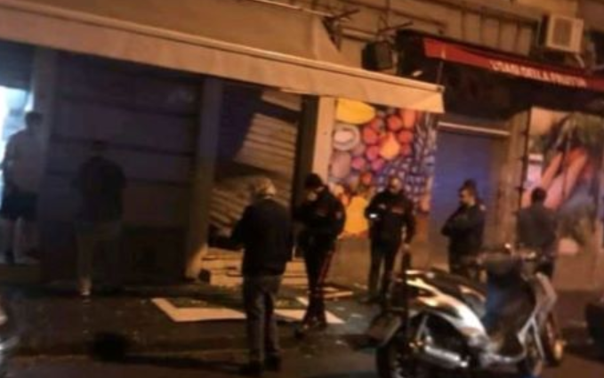 Napoli, ordigno esplode davanti ad una salumeria del Vasto