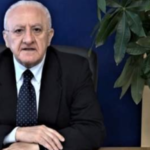 Quarantena per chi rientra e consegne a domicilio, la nuova ordinanza di De Luca: le novità