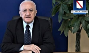 Quarantena per chi rientra e consegne a domicilio, la nuova ordinanza di De Luca: le novità