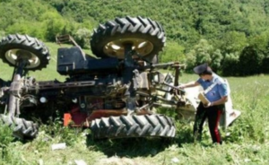 Dramma nel salernitano, anziano morto schiacciato da un trattore