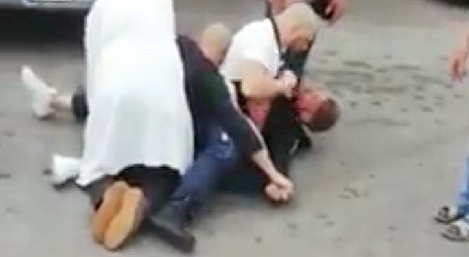 Tenta una rapina, bloccato dagli altri commercianti: intervengono le forze dell'ordine