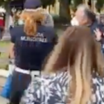 Anziana senza mascherina allontanata con la forza dai vigili: la reazione della folla