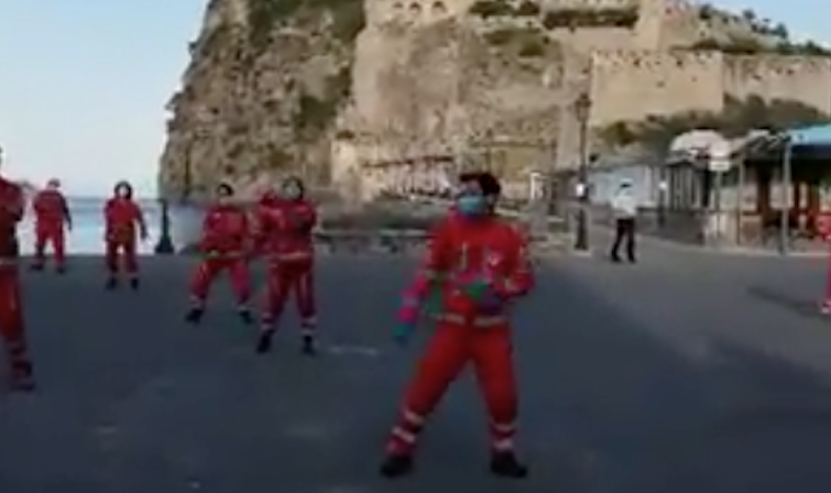 Covid19, la Croce Rossa ringrazia i cittadini di Ischia con un divertente flash mob