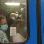 Napoli riapre, ma è ressa nella metro: panico per la Linea2