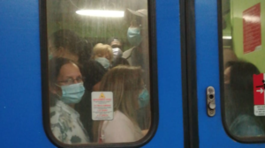 Napoli riapre, ma è ressa nella metro: panico per la Linea2