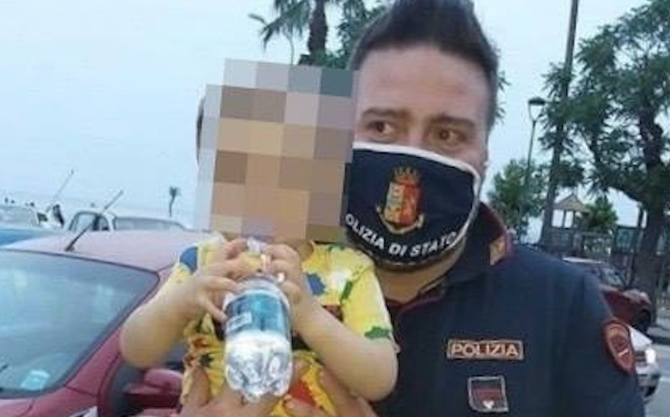 Patatina killer, bimbo soffocato: i poliziotti gli salvano la vita