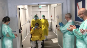 L'emozione di un paziente avvisato da Padre Luigi in merito alla sua guarigione. I ringraziamenti per i sanitari che applaudono