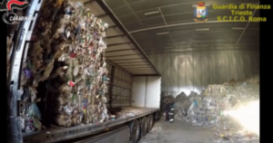 L'Italia è unita per i rifiuti, arresti da Nord a Sud per traffico illecito