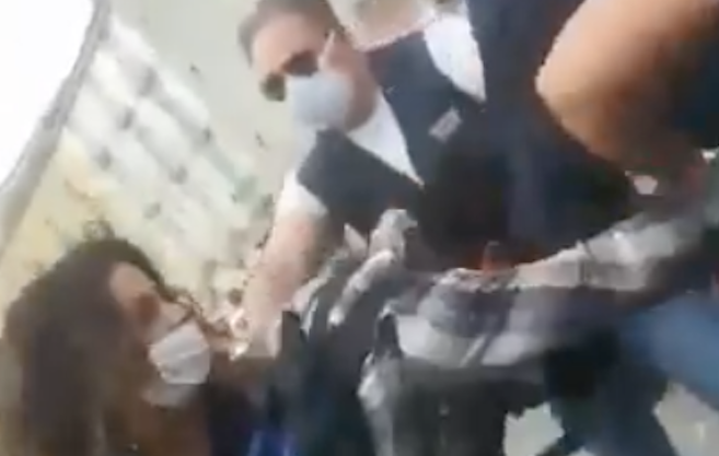 Giovane non paga per la prestazione, la prostituta lo aggredisce: lite in strada a Napoli