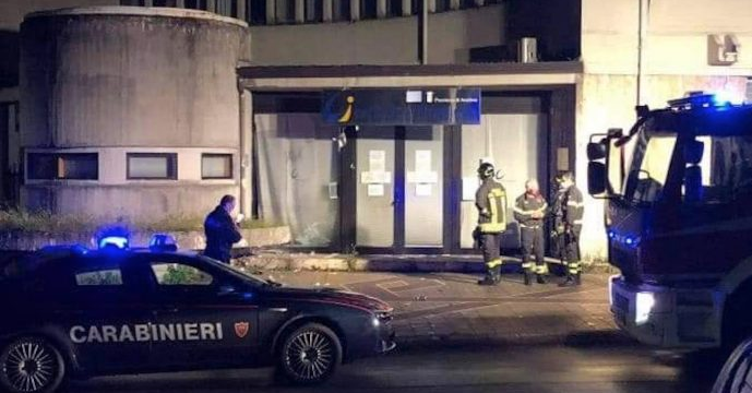 Bomba contro il centro per l'impiego di Avellino, De Luca: "Fatto inquietante"