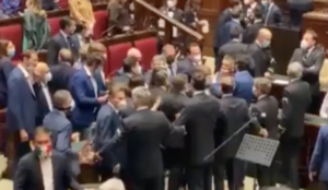 Caos in Parlamento, rissa e assembramenti alla Camera dopo l'attacco alla sanità lombarda