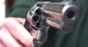 Papà-killer, spara al figlio e viene arrestato: ma la pistola è sparita