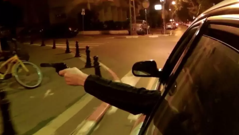 Auto crivellata di colpi e giovane gambizzato, agguato nella notte: è panico in Irpinia