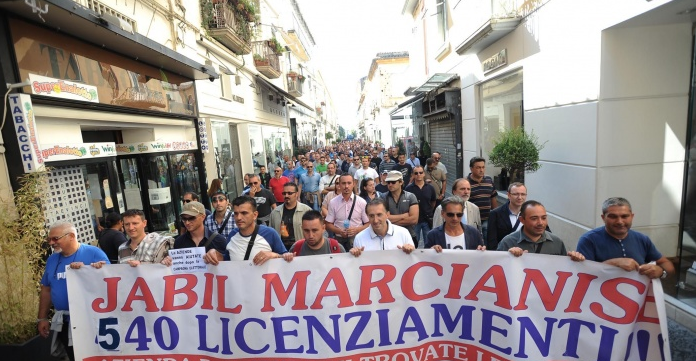 Jabil, licenziati marito e moglie: "Non abbiamo più reddito, come faremo?"