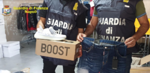Traffico e vendita di abbigliamento falso: 10 arresti