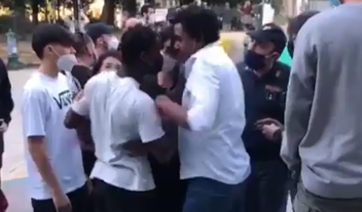 "Mi ha messo le mani addosso, razzisti", tensioni a Napoli tra agenti e un gruppo di giovani