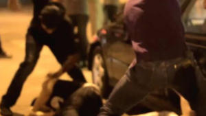 Follia nel traffico a Castellammare, prima la lite e poi lo sputo: caos in strada