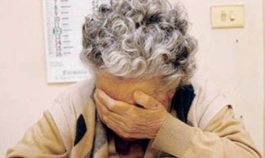 Vaccini Covid a Napoli, nuova truffa agli anziani. Allarme dell'Asl: "Attenti alle telefonate"