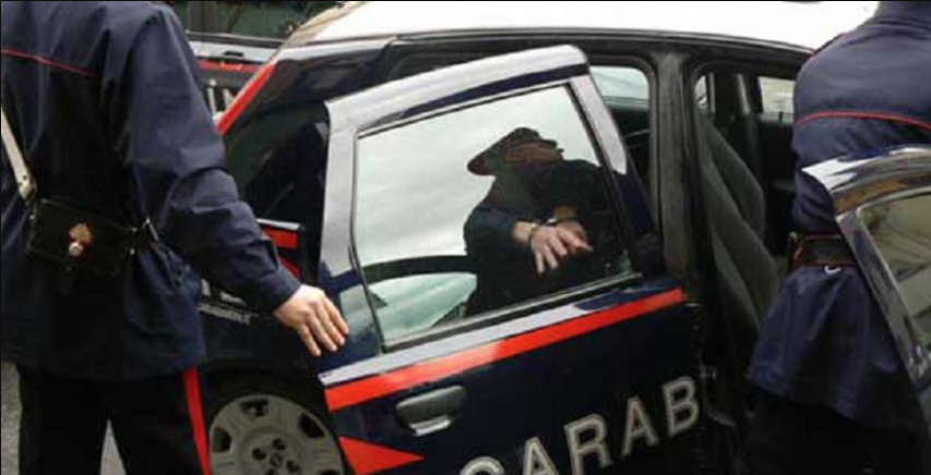 Arrestato latitante a Napoli: esponente del clan Cuccaro-Adinolfi nascosto nell'armadio