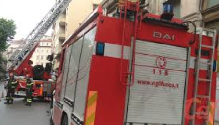 Crolla palazzo a Pianura, tre persone sotto le macerie: Vigili del fuoco sul posto