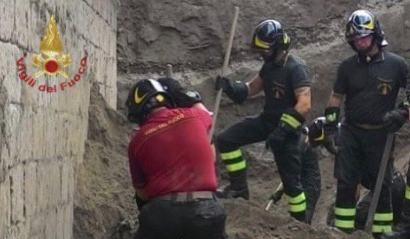 Crolla un palazzo a Napoli, due operai estratti vivi dalle macerie