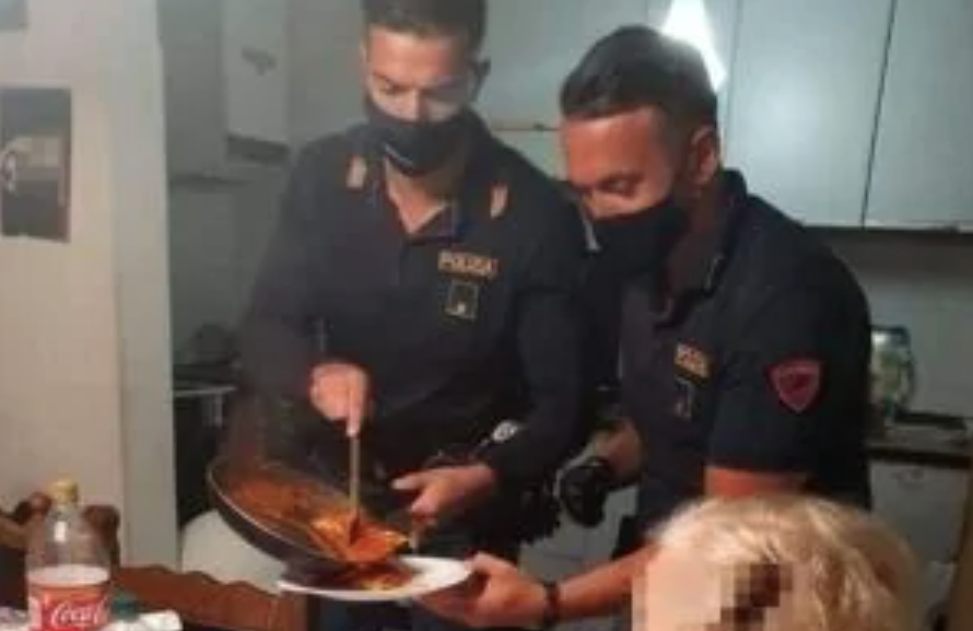 "Ho fame, non posso cucinare", i poliziotti si improvvisano cuochi e salvano la nonnina