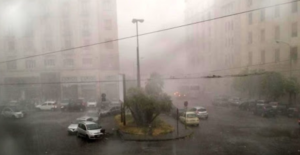 Altro che estate, bomba d'acqua e forte vento su Napoli: paura in città