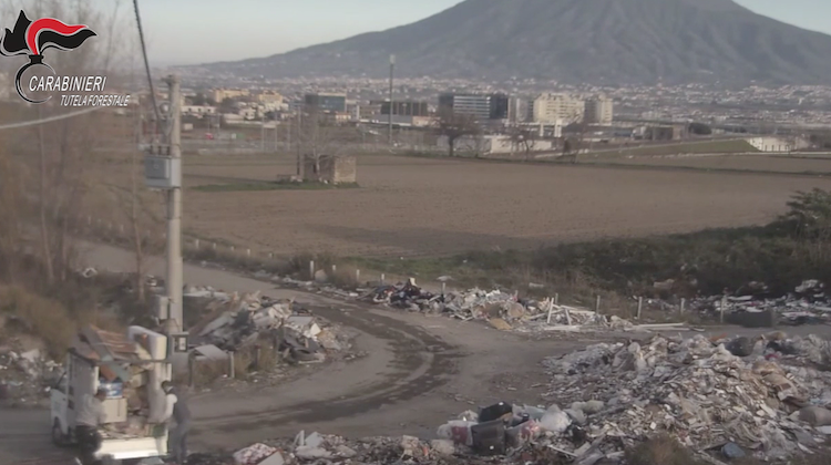 Scarico illecito di rifiuti ad Afragola, i criminali incastrati dalle telecamere