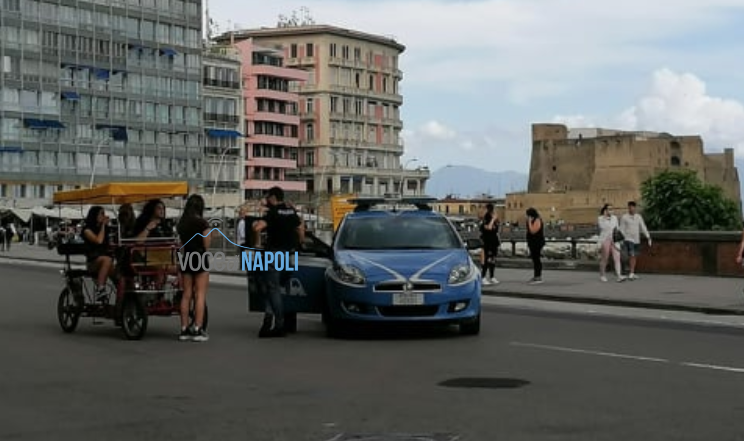 Napoli, rapina 'volante' sul risciò: la borsa cade e 'scompare'