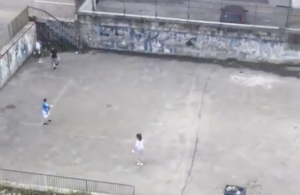 Marianella, un gruppo di bambini ripulisce un campetto abbandonato