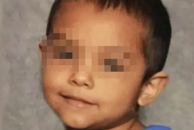 Bimbo morto di fame, trovato senza vita dalla nonna: il piccolo chiuso in un armadio