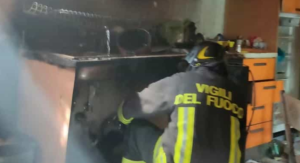 Scoppia la bombola di gas, donna intrappolata in casa tra le fiamme