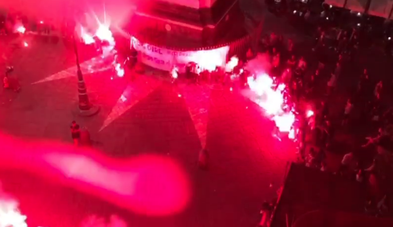 Fumogeni e urla da stadio per ricordare un ragazzo, centri sociali scatenano il caos a Napoli: la denuncia dei residenti