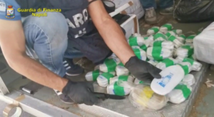 Super blitz a Salerno, tonnellate di droga nascoste nei vestiti: sequestro da 40 milioni