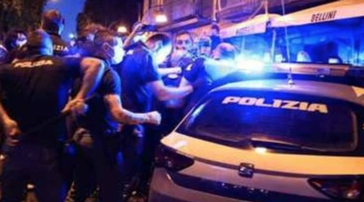 Tensioni con la Polizia a piazza Bellini, tre arresti