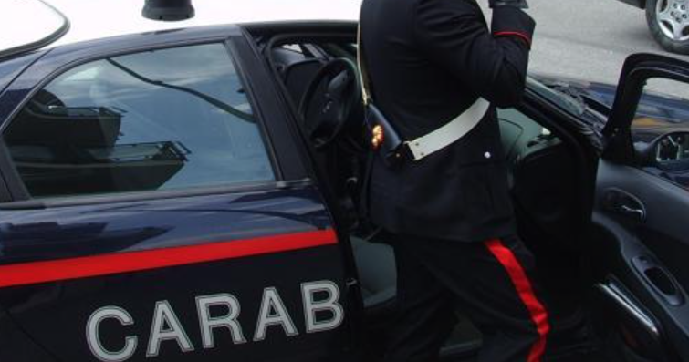 Follia nel Napoletano, chiama in lacrime i carabinieri: "Correte, mio fratello mi ammazza"