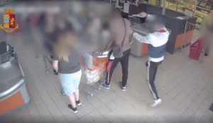 Napoli, rapina a mano armata nel market: due arresti