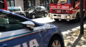 Napoli, aggredisce la moglie e dà fuoco alla casa