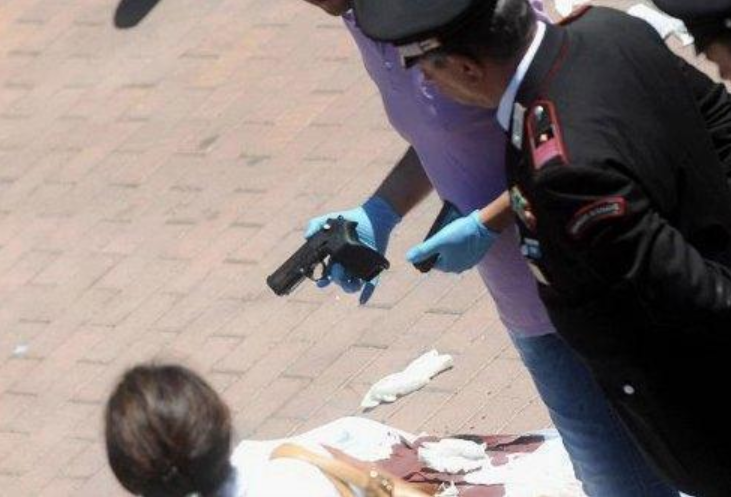 Non accetta la separazione e spara all'ex moglie, la donna tornava dal mare
