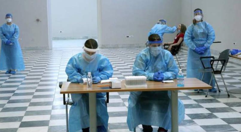 Coronavirus in Italia, tornano a calare contagi e decessi