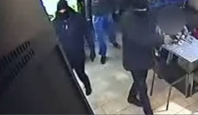 Casoria, la rapina fallisce ma i ladri tornano e picchiano le vittime: spari contro il locale