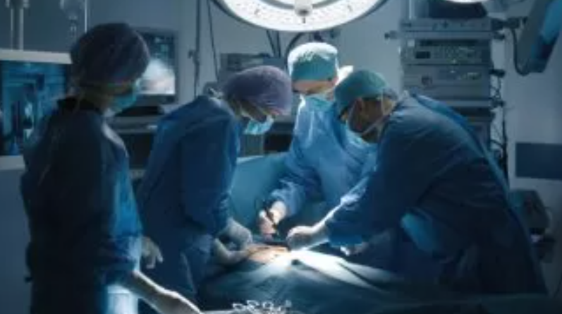 Napoli, intervento record a Villa Betania: sostituito ad un'anziana l'intero gomito