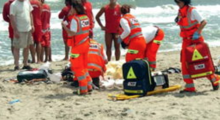 Dramma a Varcaturo, coppia fa il bagno ma rischia di annegare: ragazza in fin di vita