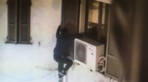 Rapina show in Campania, ladri acrobati portano via cassaforte dall'appartamento