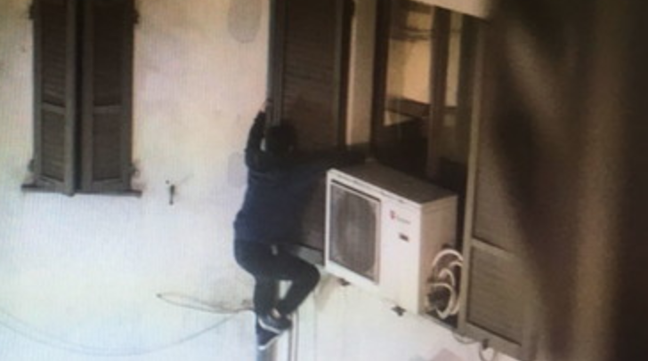 Rapina show in Campania, ladri acrobati portano via cassaforte dall'appartamento