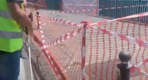 Auto cade nel vuoto a Via Petrarca: miracolato giovane alla guida