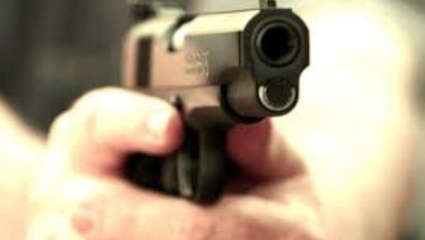 Lite tra vicini degenera in Campania, guardia giurata prende la pistola e spara