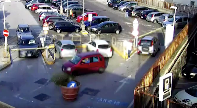 Napoli, scoperta la 'truffa del parcheggio': il 'giro biglietti' fruttava migliaia di euro al mese