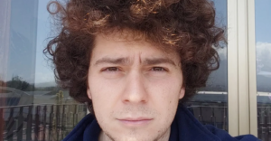 Cade nel vuoto dopo la schianto mortale, lacrime e dolore per Carlo: "Portavi gioia"