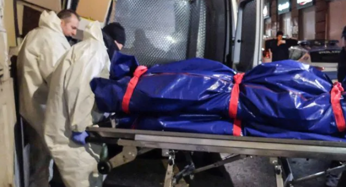 Si uccide insieme alla figlia con il gas, poi l'ultimo messaggio alla moglie